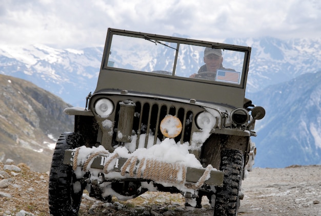 Vieux jeep de combat dans la montagne
