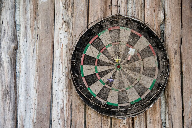 vieux jeu de fléchettes en bois