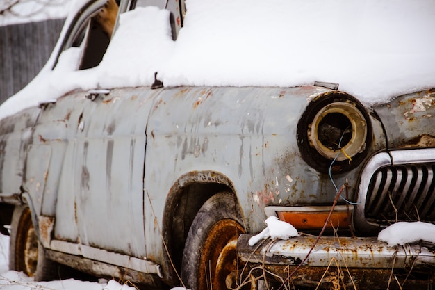 Vieux jouet de voiture rouillé