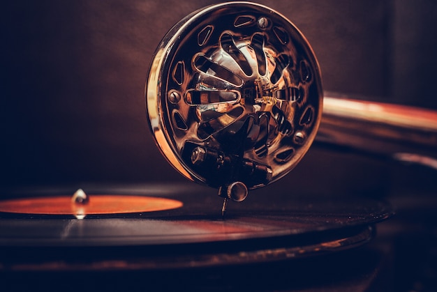 Vieux joueur de gramophone se bouchent. détail