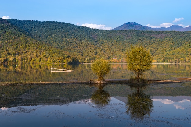 Un vieux lac dans une région montagneuse