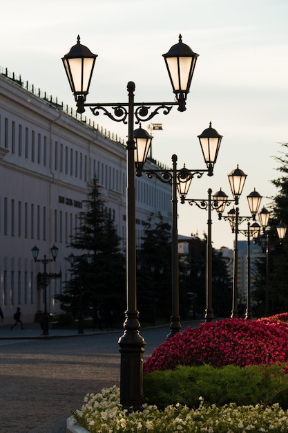 Vieux lampadaires en fer dans une petite rue.