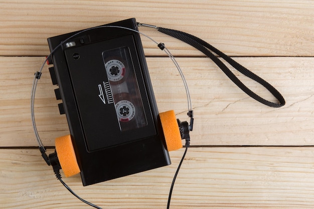 Vieux lecteur de cassettes portable sur un fond de bois