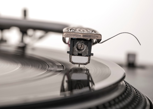 Vieux lecteur de platine vinyle poussiéreux isolé sur fond blanc.