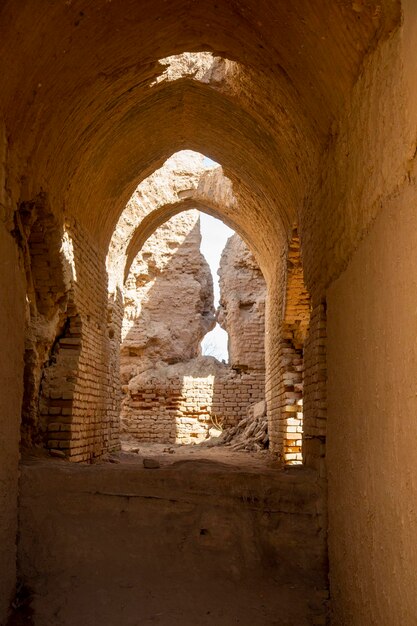 Vieux lieu historique cassé en Ouzbékistan