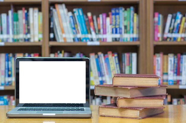 vieux livre sur le bureau dans la bibliothèque avec tablette