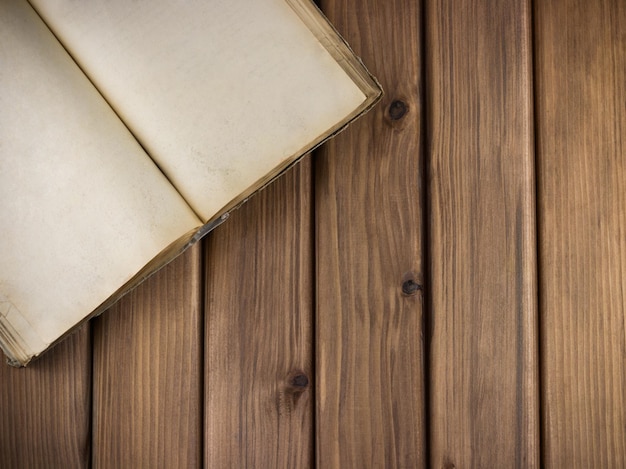 Vieux livre ouvert sur une table en bois