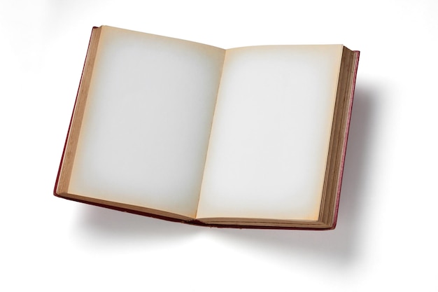 Vieux livre ouvert vierge isolé sur blanc