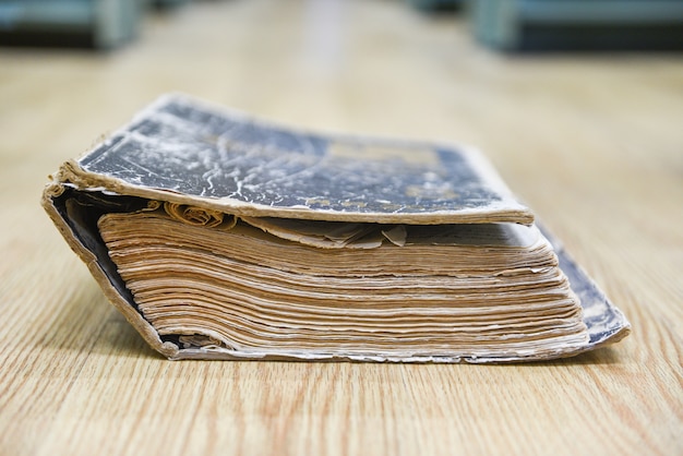 Vieux livre sur un plancher en bois