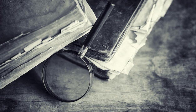 Un vieux livre rétro sur la table. Une encyclopédie du passé sur un vieux comptoir en bois. Un vieux livre des bibiotiques, un folio, une constitution, une bible.