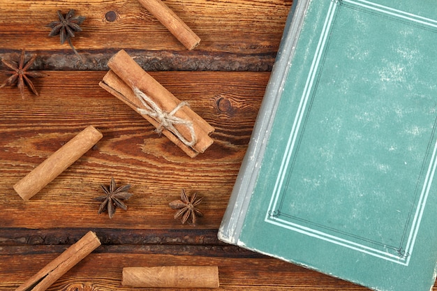 Vieux livre vintage sur fond en bois foncé