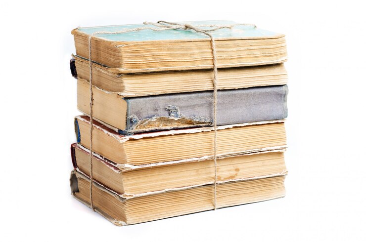 Photo vieux livres aux couvertures froissées et déchirées.