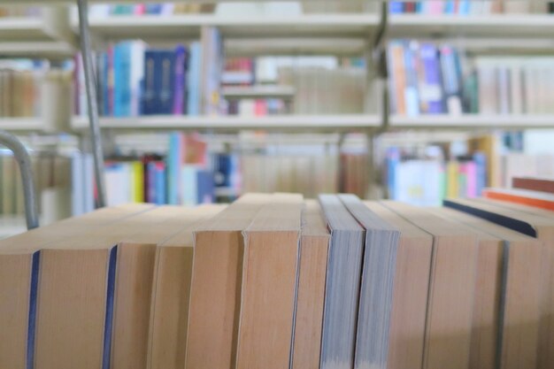 Les vieux livres dans la bibliothèque. Education et journée du livre.