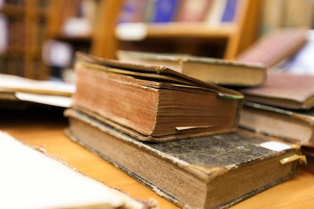 Vieux livres empilés sur table en bois