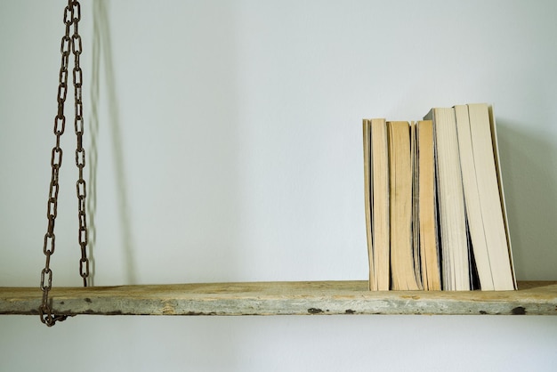 Vieux livres sur une étagère en bois.