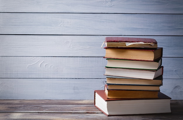 Vieux livres sur un fond en bois bleu