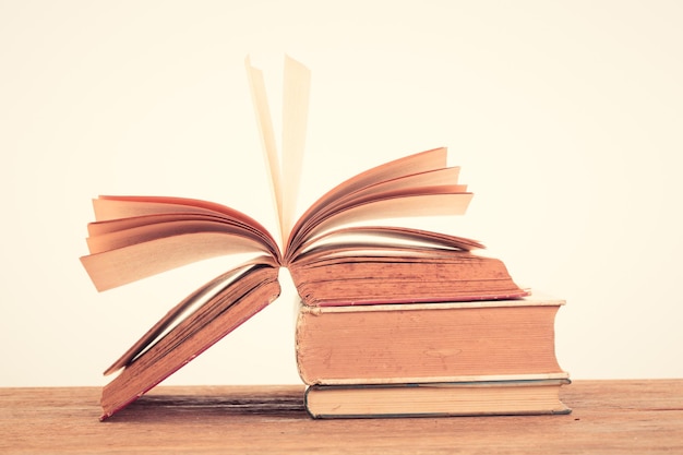 vieux livres de lecture sur la table en gros plan