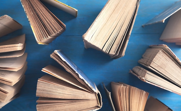 Vieux livres sur table en bois bleu.