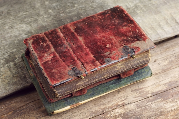 Vieux livres sur une table en bois