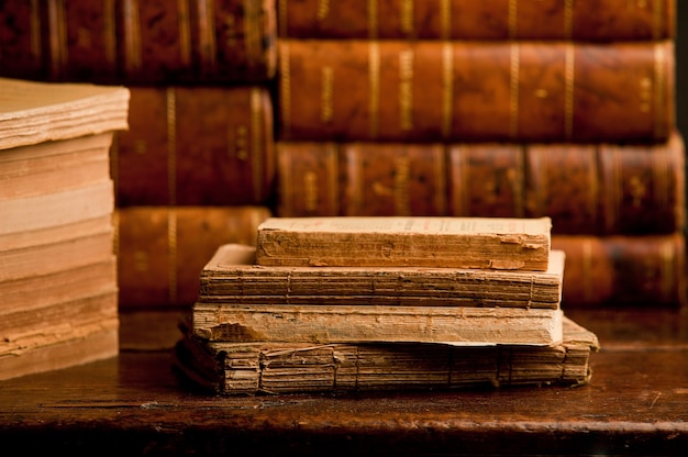 vieux livres sur table en bois