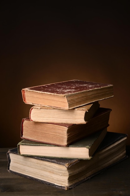 Vieux livres sur table sur fond marron