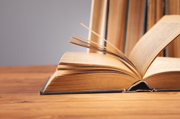 Vieux livres sur la table.