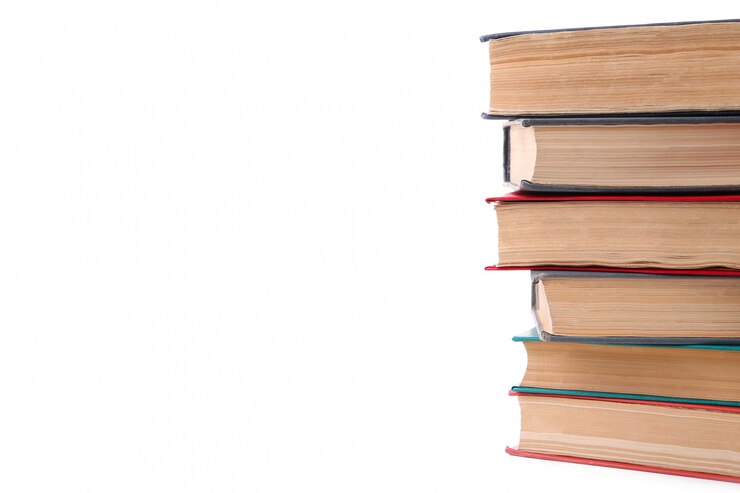 Vieux livres vintage isolés sur fond blanc