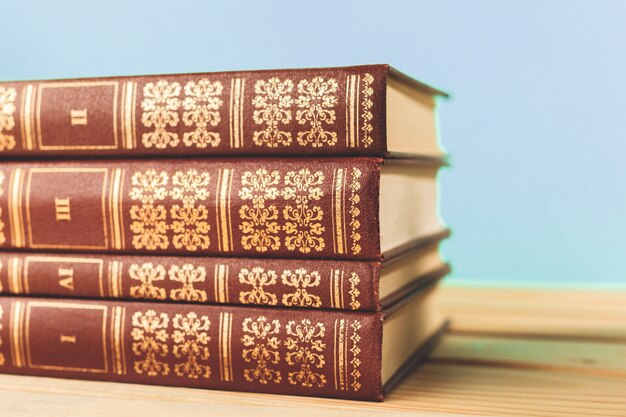 Vieux livres vintage sur table de terrasse en bois