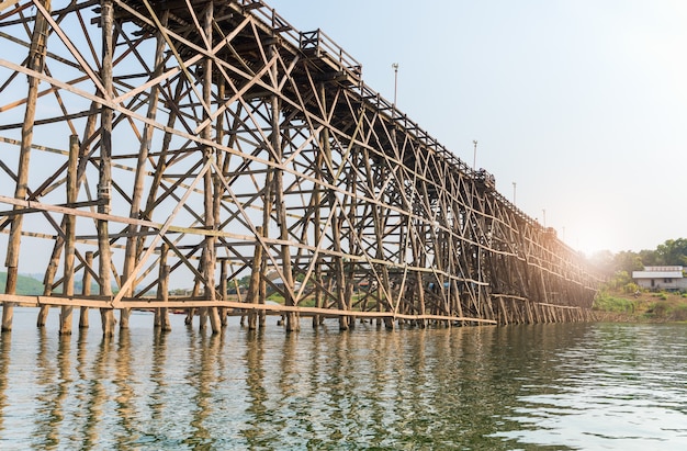 vieux un long pont de bois à Sangklaburi