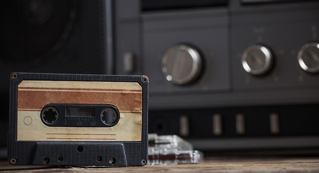 Vieux magnétophone et cassette sur table en bois