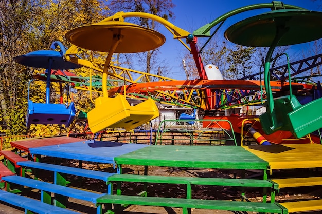 Vieux Manèges Soviétiques Dans Le Parc D'automne