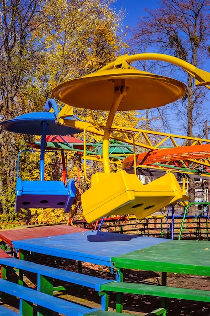 Vieux manèges soviétiques dans le parc d'automne