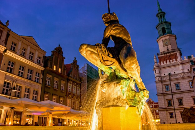 Vieux marché carré célèbre avec restaurants et cafés à Poznan