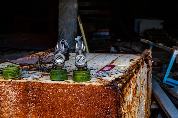 Vieux masques à gaz soviétiques dans un bâtiment abandonné à la zone d'exclusion de Tchernobyl Ukraine