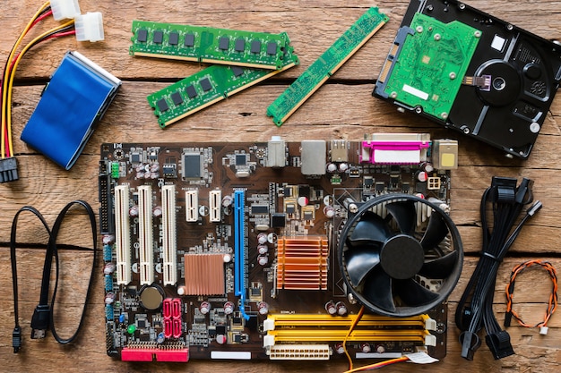 Vieux matériel informatique sur un fond en bois