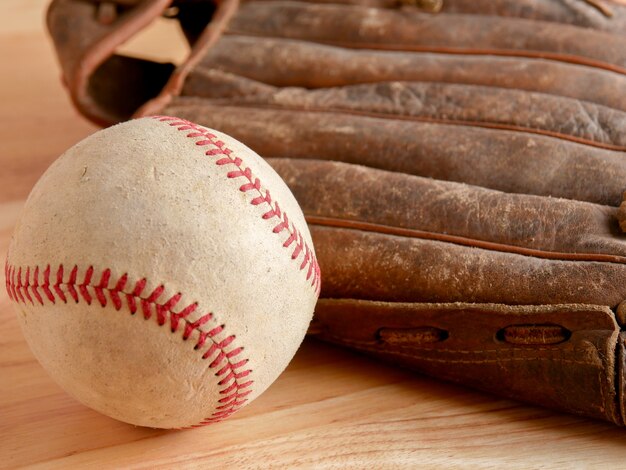 Vieux matériel de sport de baseball sur fond de bois