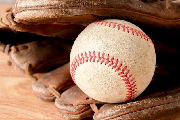 Vieux matériel de sport de baseball sur fond de bois