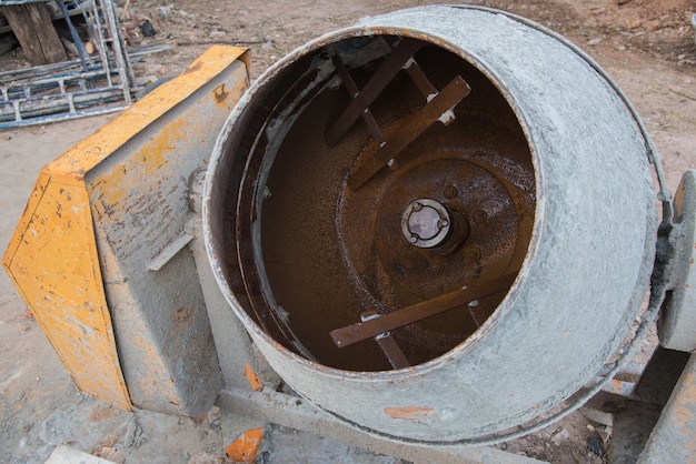 Vieux mélangeur de ciment rouillé sur le chantier de construction