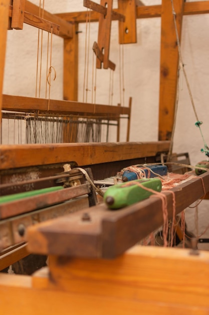 Photo un vieux métier à tisser avec des fils placés prêts à créer des tissus