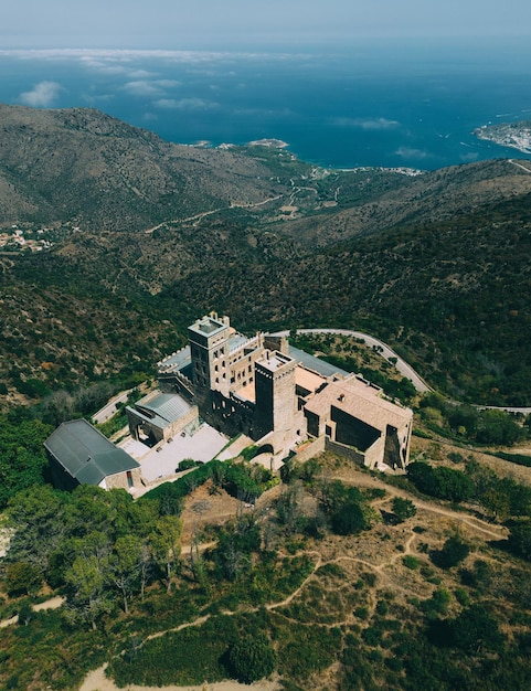 Photo un vieux monastère dans les montagnes d'espagne.