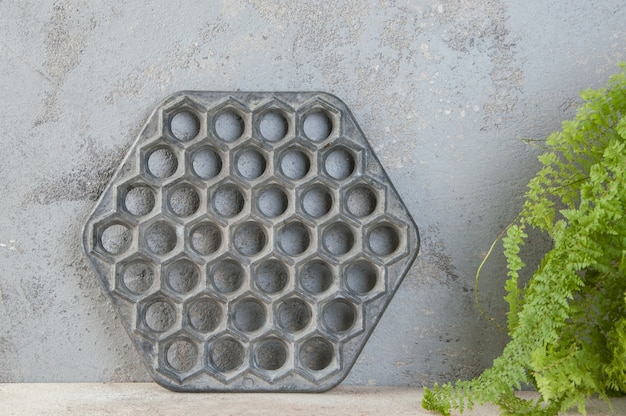 Vieux moule de boulettes en aluminium sur fond de béton. Copiez l'espace pour le texte.