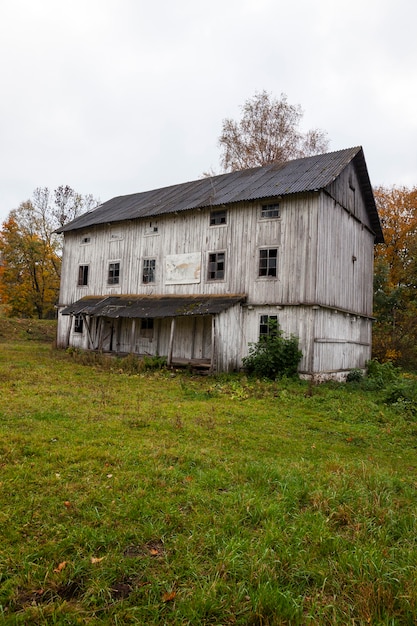 Un vieux moulin abandonné en bois de couleur blanche. Biélorussie