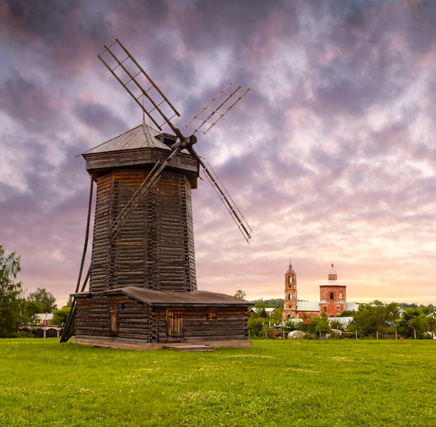 Vieux moulin à bois au coucher du soleil en été Suzdal Russie