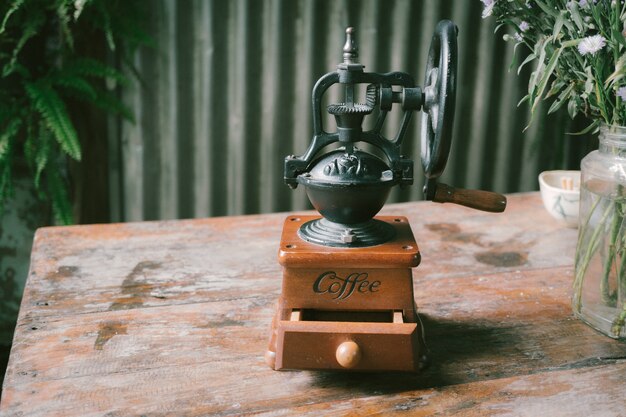 vieux moulin à café vintage sur fond de table en bois