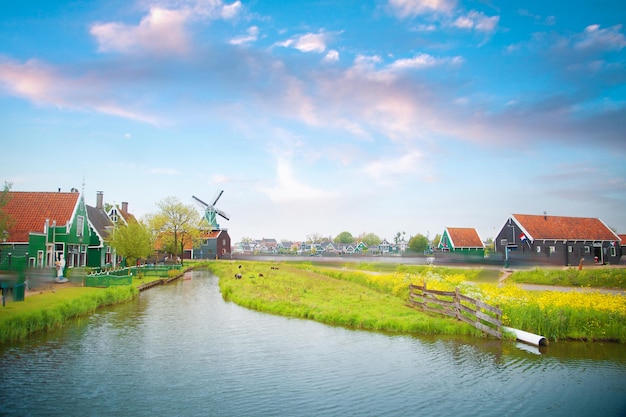 Vieux moulin à vent en bois hollandais traditionnel dans Zaanse Schans