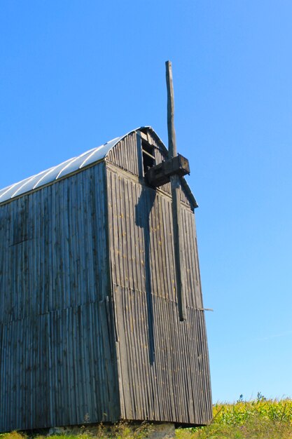 Vieux moulin à vent en bois en Ukraine