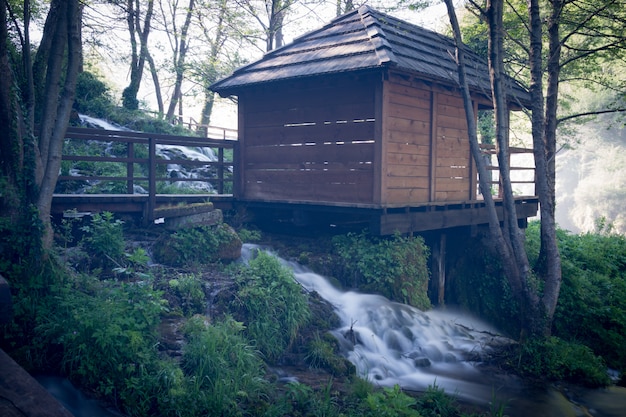 Vieux moulins à eau en bois sur la rivière