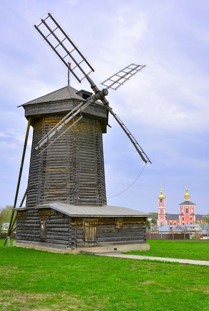 Photo vieux moulins à vent en bois dans le parc