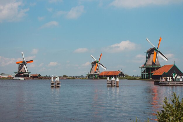 Vieux moulins à vent néerlandais dans le village historique moulins en bois près de la rivière point de repère de la Hollande rurale