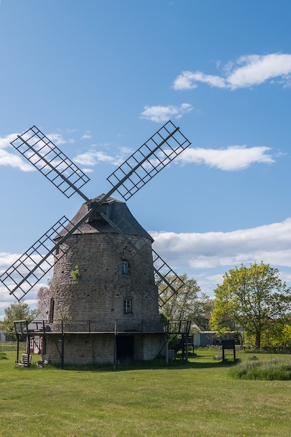 Vieux moulins à vent en pierre sur l'île d'Oland, Suède